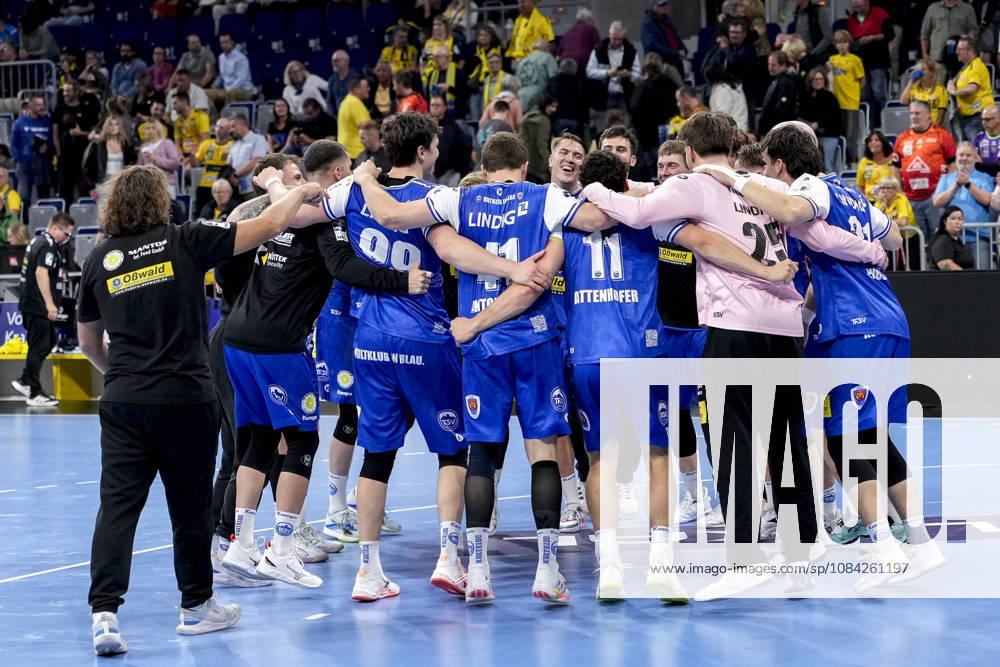 Players from ThSV Eisenach, celebrating after the final whistle, joy over the victory, winners, celebrating, cheering, happy, positive, delighted, optimistic, highlight, action, dancing in a circle, team circle, October 8, 2026, Mannheim, Germany, handball, Bundesliga, Rhein-Neckar Löwen vs. ThSV Eisenach