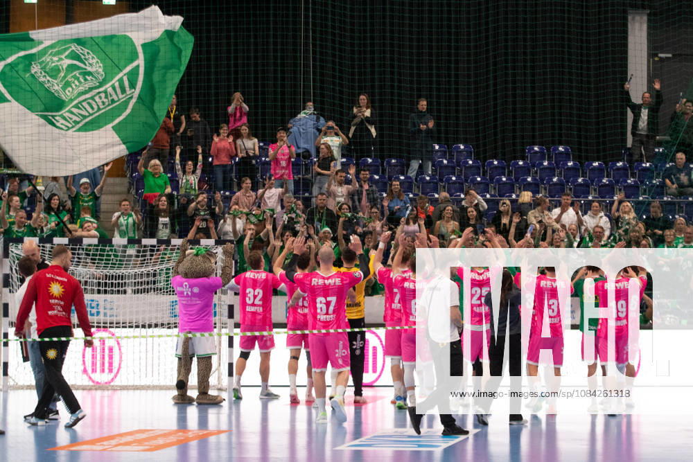Handball, HBL2: SC DHfK Leipzig vs. TuS N Lübbecke, October 8, 2026. The SC DHfK Leipzig team celebrates in front of the fans with a flag waving. Handball, 2nd Bundesliga, 2026–2027 season, Matchday 7: SC DHfK Leipzig vs. TuS N Lübbecke on October 8, 2026, at the Quarterback Immobilien Arena Leipzig