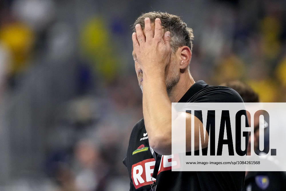 Maik Machulla, coach, head coach of the RNL, covers his face with his hand; single frame, single photo, action shot, looking disappointed, disappointment, frustration, pessimistic, October 8, 2026, Mannheim, Germany, handball, Bundesliga, Rhein-Neckar Löwen vs. ThSV Eisenach
