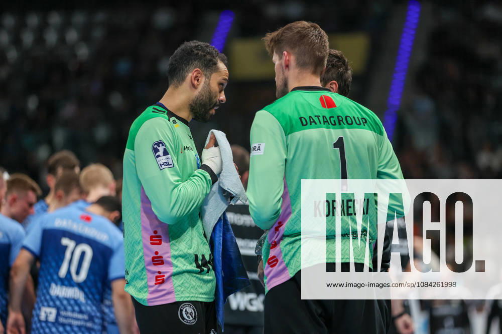 Mohamed El Tayar (TVB Stuttgart, No. 12) and Mateusz Kornecki (TVB Stuttgart, No. 1) during a timeout in the match between TVB Stuttgart and HSG Wetzlar, handball, Opel Handball Bundesliga, Matchday 8, 2026–2027 season, October 8, 2026, GER, TVB Stuttgart vs. HSG Wetzlar, Handball, Opel Handball Bundesliga, Matchday 8, 2026–2027 season, October 8, 2026, Stuttgart