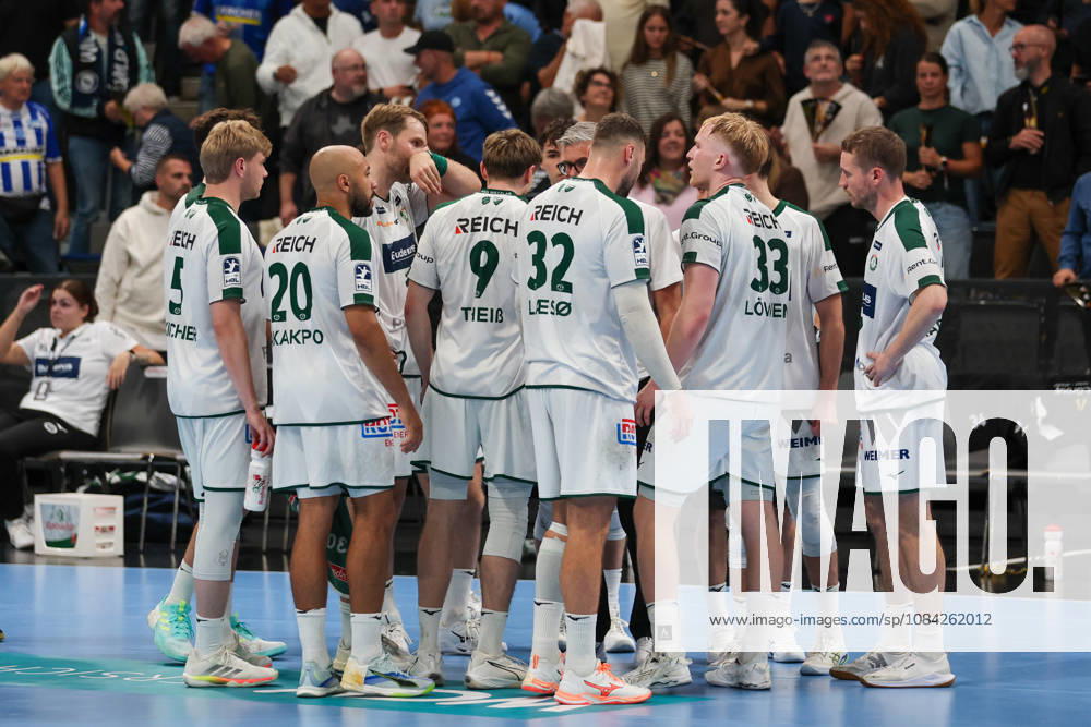 The HSG Wetzlar team during a timeout: GER, TVB Stuttgart vs. HSG Wetzlar, Handball, Opel Handball Bundesliga, Matchday 8, 2026–2027 season, October 8, 2026, GER, TVB Stuttgart vs. HSG Wetzlar, Handball, Opel Handball Bundesliga, Matchday 8, 2026–2027 season, October 8, 2026, Stuttgart