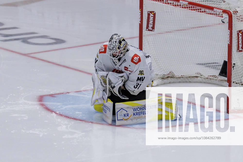 PEnny DEL Löwen Frankfurt vs. Krefeld Pinguine, October 8, 2026 Felix Bick Krefeld Pinguine 31 holds the puck, close-up, portrait, Löwen Frankfurt vs. Krefeld Pinguine, Frankfurt, NIX Ice Arena
