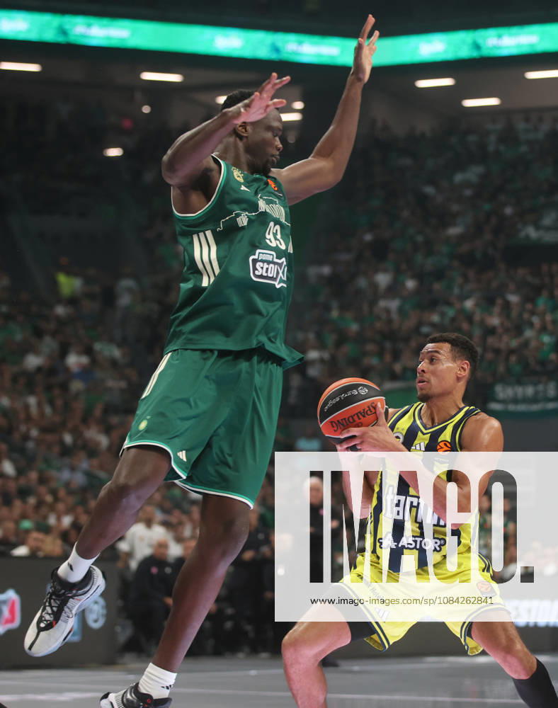 Panatinaikos AKTOR v Fenerbahce Tarfin - EuroLeague ATHENS, GREECE - OCTOBER 8: Wade Baldwin (R) of Fenerbahce Tarfin in action against Mustapha Fall (L) of Panathinaikos AKTOR during the EuroLeague Week 4 match between Panathinaikos AKTOR and Fenerbahce Tarfin at OAKA Sports Hall in Athens, Greece, on October 8, 2026. Ayhan Mehmet Anadolu Athens Greece. Editorial use only. Please get in touch for any other usage.