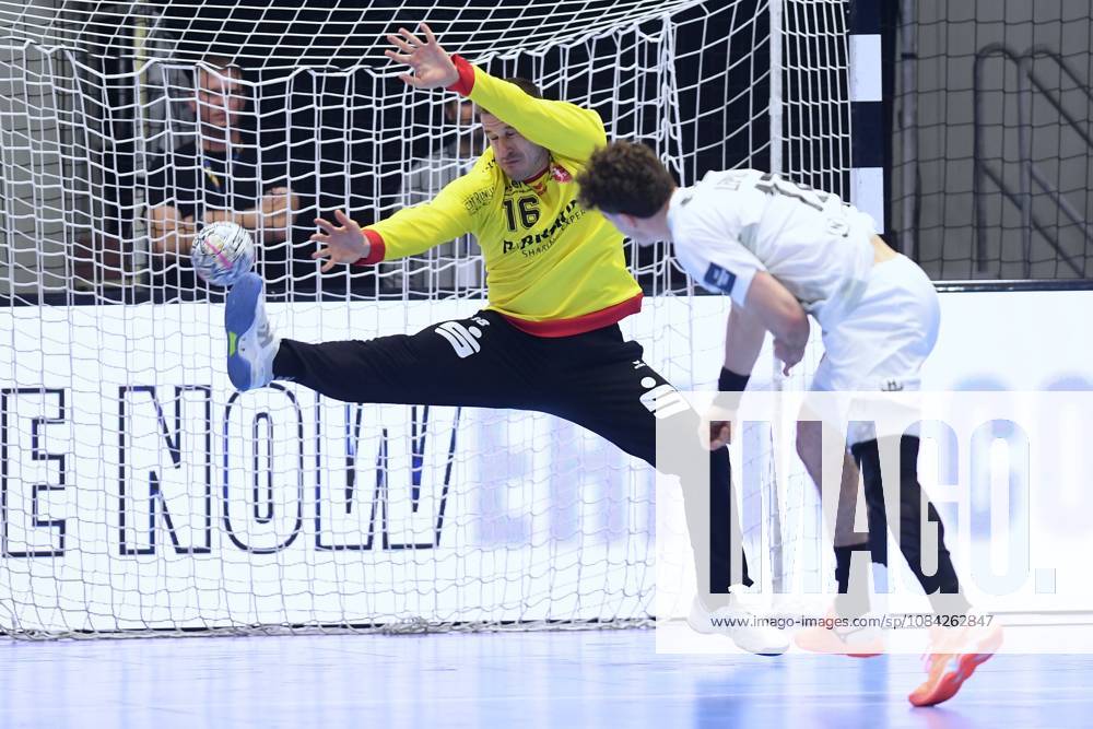 Noam Leopold (HBC Nantes 17) taking a shot; Nebojsa Simic (MT Melsungen 16), goalkeeper, in the background; GER, MT Melsungen vs. HBC Nantes (FRA), Handball, Men s Champions League, Group Matches, 2026–2027 Season, October 8, 2026, GER, MT Melsungen vs. HBC Nantes, Handball, Men’s Champions League, Group Match, 2026–2027 Season, October 8, 2026, Kassel