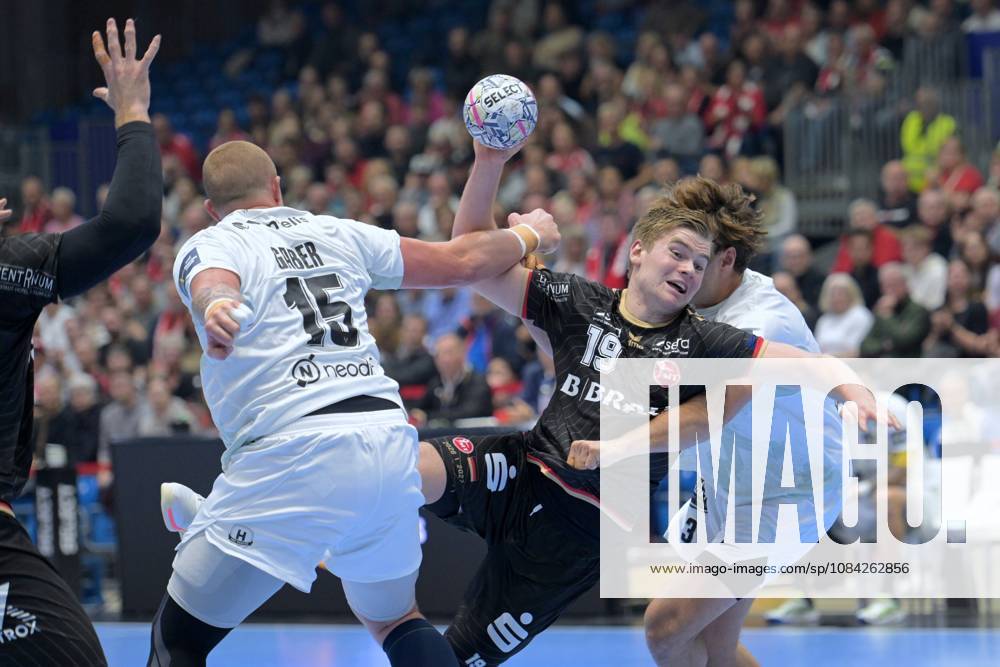 Reynir Thor Stefansson (MT Melsungen 19) taking a shot; Matej Gaber (HBC Nantes 15 L), Thibaud Briet (HBC Nantes 3 R), GER, MT Melsungen vs. HBC Nantes (FRA), Handball, Men’s Champions League, Group Matches, 2026–2027 Season, October 8, 2026, GER, MT Melsungen vs. HBC Nantes Handball, Men’s Champions League, Group Match, 2026–2027 Season, October 8, 2026, Kassel