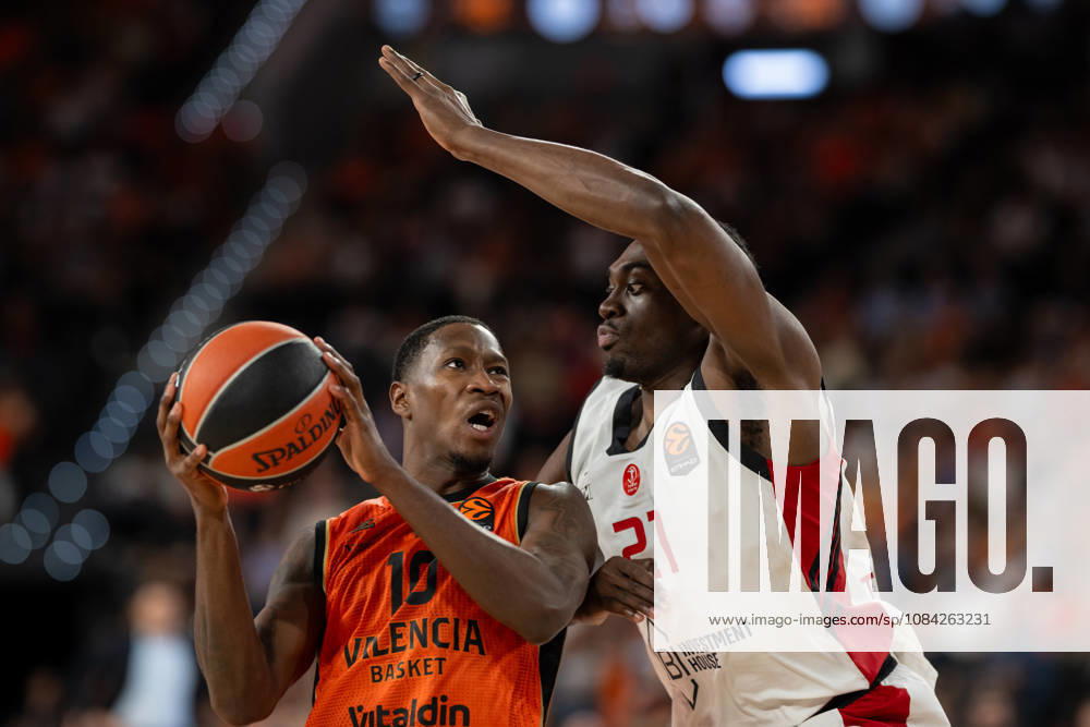 EuroLeague Round 4 match between Valencia Basket and Hapoel IBI Tel Aviv Omari Moore of Valencia Basket (L) and Tai Odiase of Hapoel IBI Tel Aviv (R) in action during the EuroLeague Round 4 match between Valencia Basket and Hapoel IBI Tel Aviv at Roig Arena, (Valencia ) on October 08, 2026.