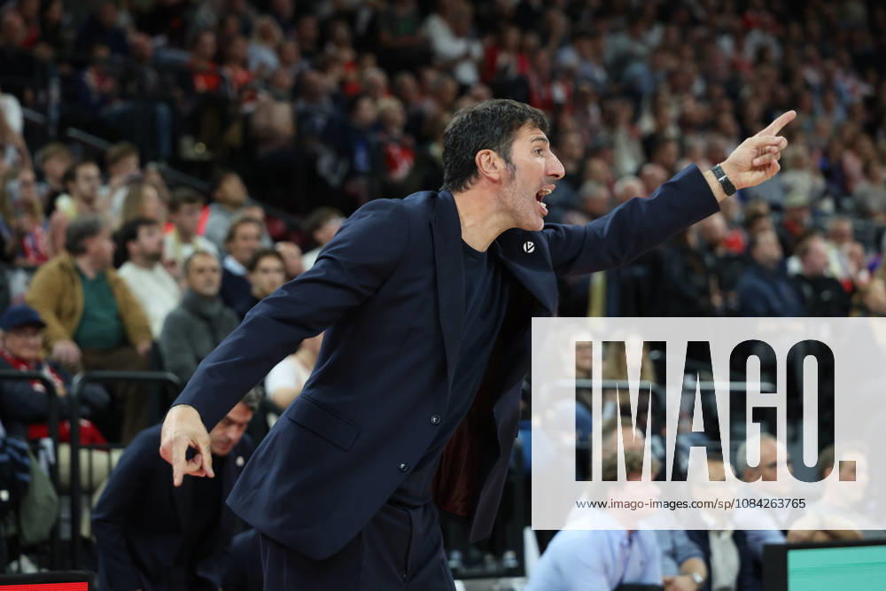 Alex Mumbru, head coach of Virtus Bologna, gesturing; gestures, emotions, facial expressions, GER, FC Bayern Basketball vs. Virtus Bologna, basketball, EuroLeague, Matchday 4, 2026–2027 season, October 8, 2026, GER, FC Bayern Basketball vs. Virtus Bologna, basketball, EuroLeague, Matchday 4, 2026–2027 season, October 8, 2026, Munich