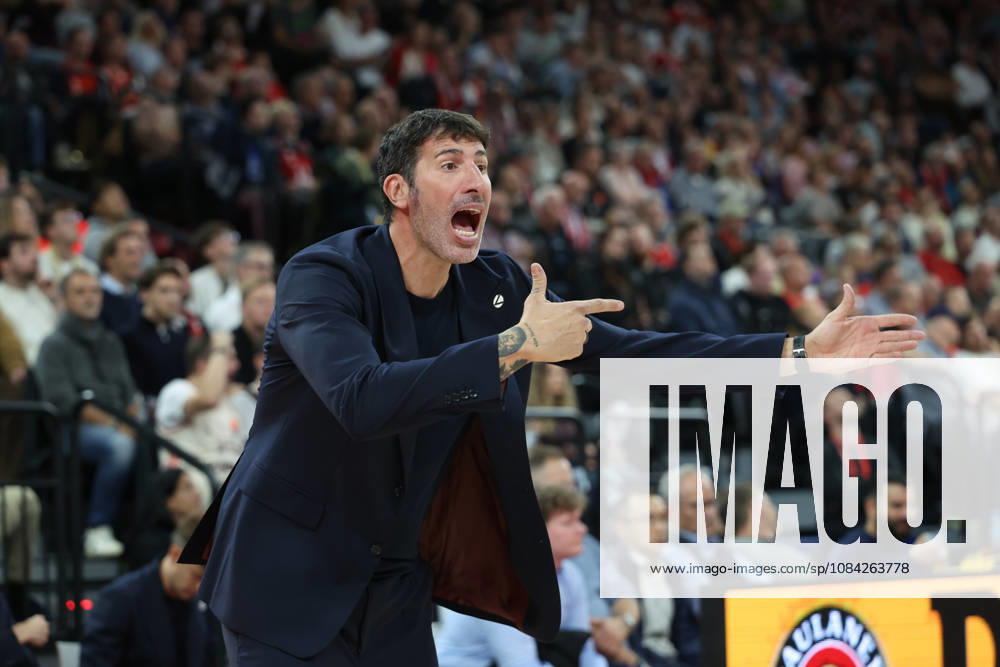 Alex Mumbru, head coach of Virtus Bologna, gesturing; gestures, emotions, facial expressions, GER, FC Bayern Basketball vs. Virtus Bologna, basketball, EuroLeague, Matchday 4, 2026–2027 season, October 8, 2026, GER, FC Bayern Basketball vs. Virtus Bologna, basketball, EuroLeague, Matchday 4, 2026–2027 season, October 8, 2026, Munich