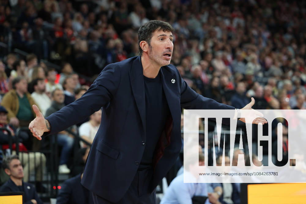 Alex Mumbru, head coach of Virtus Bologna, gesturing; gestures, emotions, facial expressions, GER, FC Bayern Basketball vs. Virtus Bologna, basketball, EuroLeague, Matchday 4, 2026–2027 season, October 8, 2026, GER, FC Bayern Basketball vs. Virtus Bologna, basketball, EuroLeague, Matchday 4, 2026–2027 season, October 8, 2026, Munich