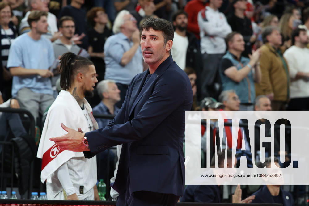 Alex Mumbru, head coach of Virtus Bologna, gesturing, GER, FC Bayern Basketball vs. Virtus Bologna, basketball, EuroLeague, Matchday 4, 2026–2027 season, October 8, 2026, GER, FC Bayern Basketball vs. Virtus Bologna, Basketball, EuroLeague, Round 4, 2026–2027 season, October 8, 2026, Munich
