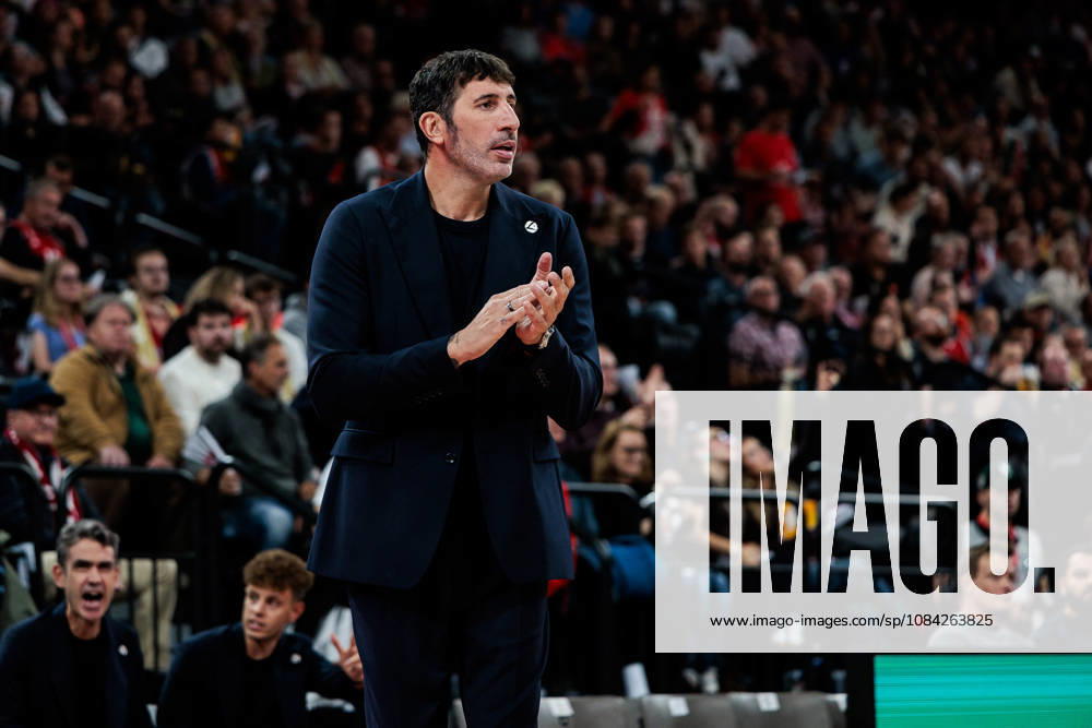 Alex Mumbru (Head Coach Virtus Bologna) applauds during the Turkish Airlines EuroLeague match between FC Bayern Muenchen vs. Virtus Bologna at SAP Garden on round 4 of Turkish Airlines EuroLeague on October 08, 2026 in Munich, Germany. Bavaria Germany