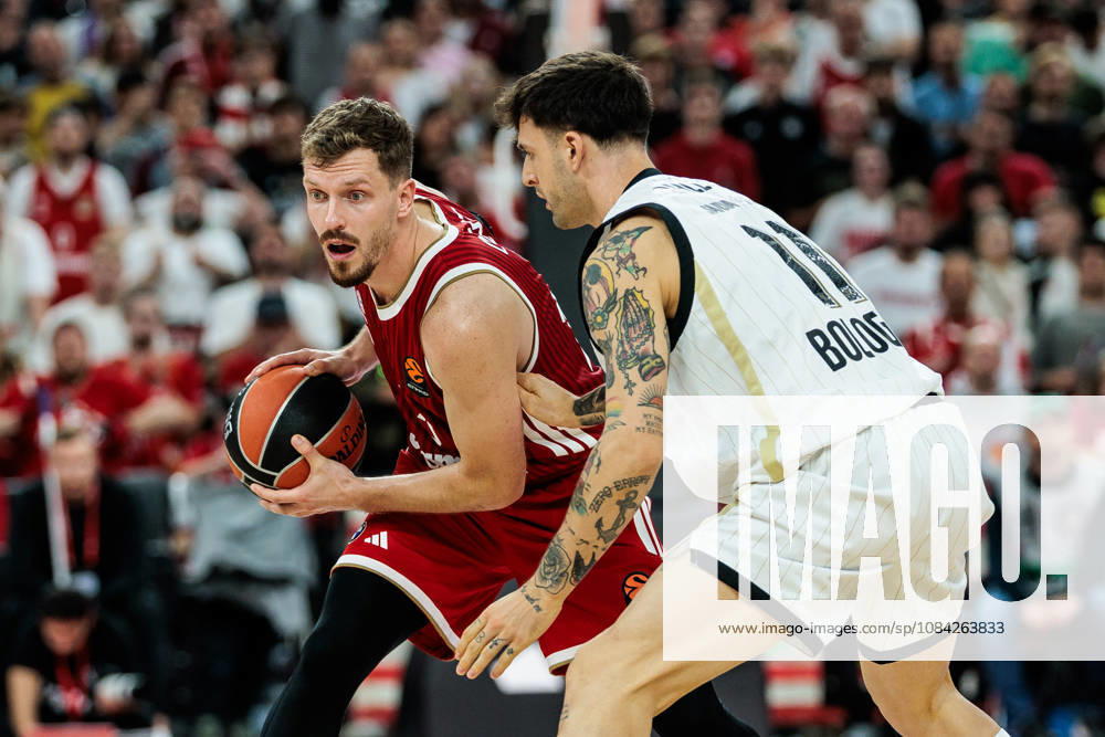 Andreas Andi Obst (FC Bayern Muenchen, 13) controls the ball against Tommaso Baldasso (Virtus Bologna, 11) during the Turkish Airlines EuroLeague match between FC Bayern Muenchen vs. Virtus Bologna at SAP Garden on round 4 of Turkish Airlines EuroLeague on October 08, 2026 in Munich, Germany. Bavaria Germany