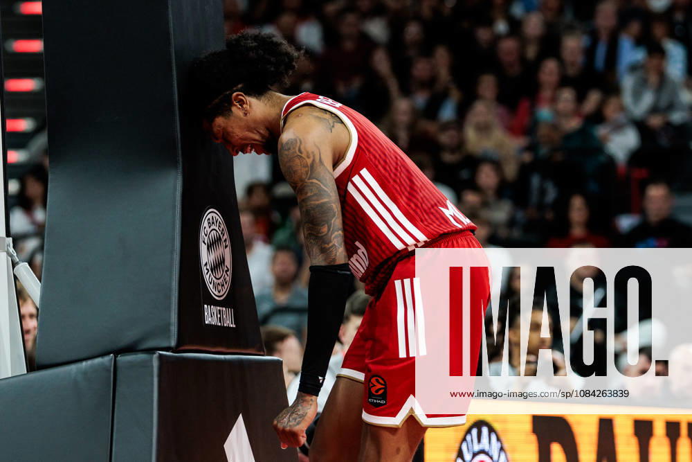 Marjon Beauchamp (FC Bayern Muenchen, 3) frustrated, head against the basket, during the Turkish Airlines EuroLeague match between FC Bayern Muenchen vs. Virtus Bologna at SAP Garden on round 4 of Turkish Airlines EuroLeague on October 08, 2026 in Munich, Germany. Bavaria Germany