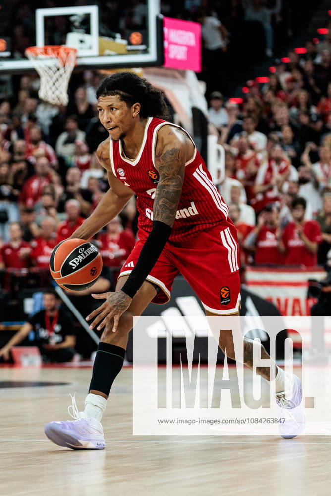 Marjon Beauchamp (FC Bayern Muenchen, 3) controls the ball during the Turkish Airlines EuroLeague match between FC Bayern Muenchen vs. Virtus Bologna at SAP Garden on round 4 of Turkish Airlines EuroLeague on October 08, 2026 in Munich, Germany. Bavaria Germany