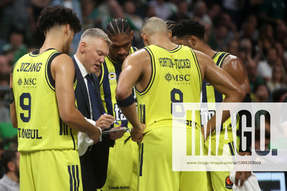 Panatinaikos AKTOR v Fenerbahce Tarfin - EuroLeague ATHENS, GREECE - OCTOBER 8: Head Coach of Fenerbahce Tarfin Sarunas Jasikevicius gives tactics during the EuroLeague Week 4 match between Panathinaikos AKTOR and Fenerbahce Tarfin at OAKA Sports Hall in Athens, Greece, on October 8, 2026. Ayhan Mehmet Anadolu Athens Greece. Editorial use only. Please get in touch for any other usage.
