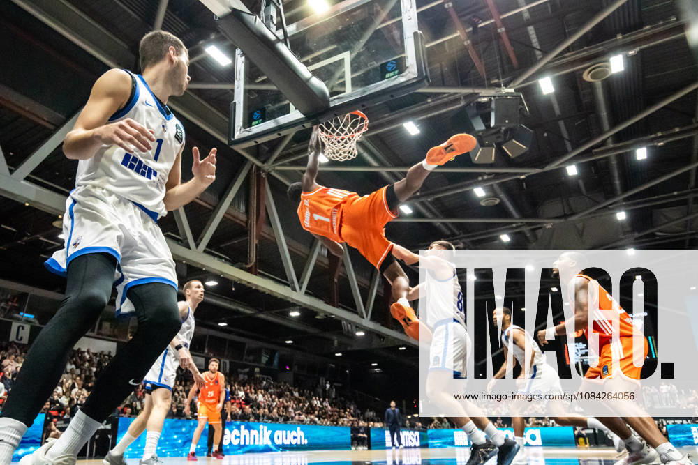GER, BKT Eurocup, Basketball, Chemnitz, Niners Chemnitz vs. Neptunas Klaipeda, Phlandrous Fleming Jr., Niners Chemnitz, 1 with a dunk attempt, Chemnitz Messe, Chemnitz, Saxony, Germany
