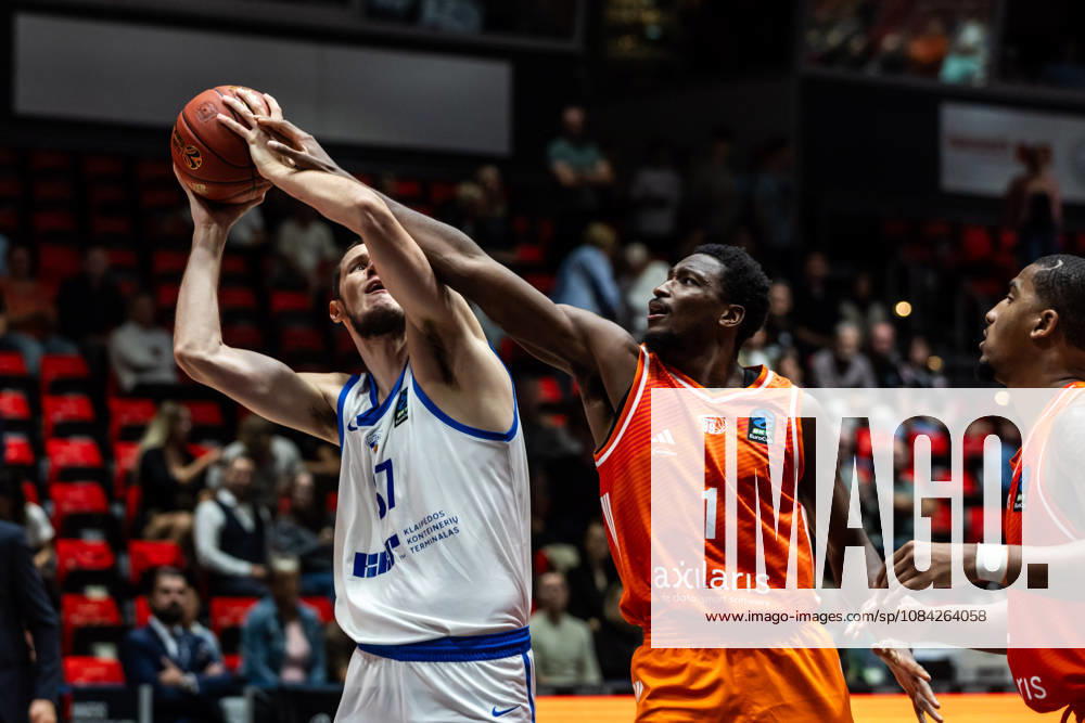GER, BKT Eurocup, Basketball, Chemnitz, Niners Chemnitz vs. Neptunas Klaipeda, Einaras Tubutis (Neptunas Klaipeda, 37), Phlandrous Fleming Jr. (Niners Chemnitz), 1, Chemnitz Messe, Chemnitz, Saxony, Germany