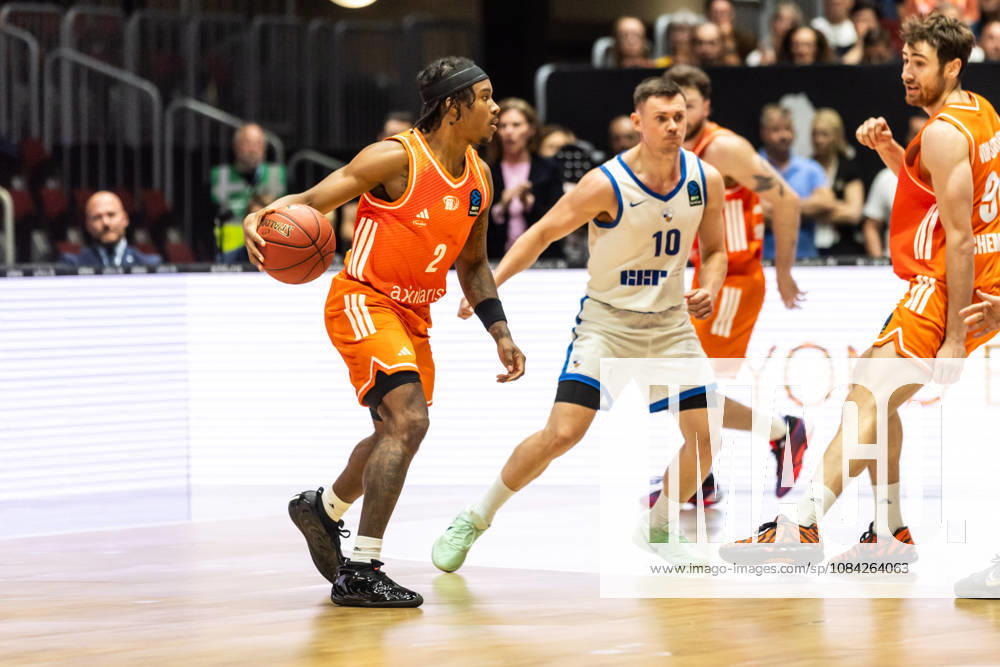 GER, BKT Eurocup, Basketball, Chemnitz, Niners Chemnitz vs. Neptunas Klaipeda, Stefan Smith (Niners Chemnitz), 2; Elvar Fridriksson (Neptunas Klaipeda), 10; Chemnitz Messe, Chemnitz, Saxony, Germany