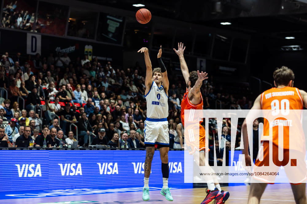 GER, BKT Eurocup, Basketball, Chemnitz, Niners Chemnitz vs. Neptunas Klaipeda, Henri Drell (Neptunas Klaipeda), 0; Ben Burnham (Niners Chemnitz), 25; Chemnitz Messe, Chemnitz, Saxony, Germany