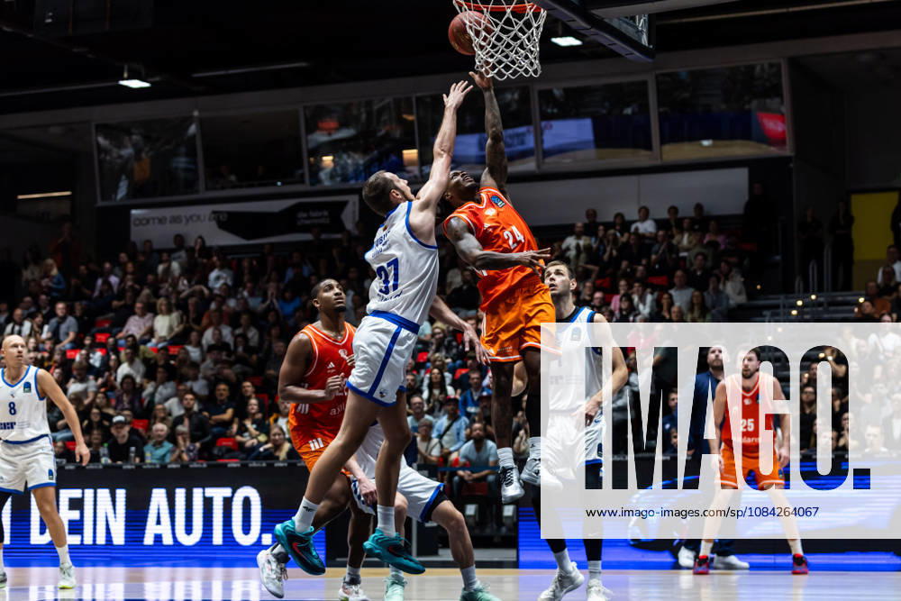GER, BKT Eurocup, Basketball, Chemnitz, Niners Chemnitz vs. Neptunas Klaipeda, Einaras Tubutis (Neptunas Klaipeda, 37), Cobe Williams (Niners Chemnitz, 24), Chemnitz Messe, Chemnitz, Saxony, Germany