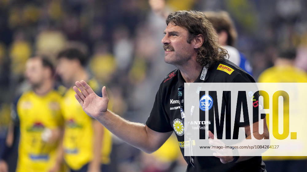 Sebastian Hinze, coach and head coach of ThSV, gives instructions, gesturing with his arms; single frame, single photo, action, October 8, 2026, Mannheim, Germany; handball, Bundesliga, Rhein-Neckar Löwen vs. ThSV Eisenach