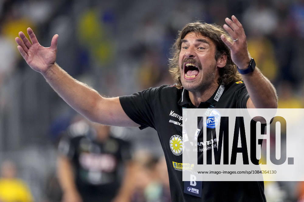 Sebastian Hinze, coach and head coach of ThSV, gives instructions, gestures with his arms, single frame, single photo, action, is angry, calls out, shouts, screaming, 08 10 2026, Mannheim, Germany, handball, Bundesliga, Rhein-Neckar Löwen vs. ThSV Eisenach