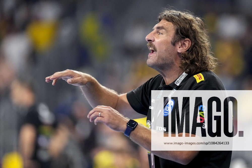 Sebastian Hinze, coach and head coach of ThSV, gives instructions, gesturing with his arms; single frame, single photo, action, October 8, 2026, Mannheim, Germany; handball, Bundesliga, Rhein-Neckar Löwen vs. ThSV Eisenach