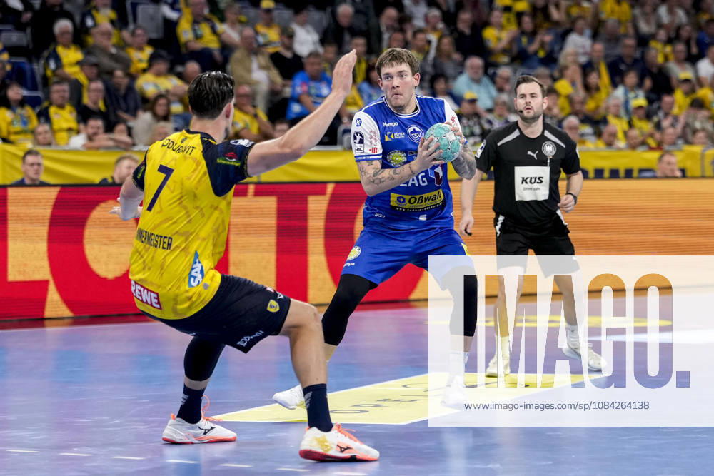 From left: Robert Timmermeister (RNL), 7, Elias Scholtes (ThSV), 4, tackle, game scene, duel, tackle, tackling, dynamism, action, 08 10 2026, Mannheim, Germany, handball, Bundesliga, Rhein-Neckar Löwen vs. ThSV Eisenach