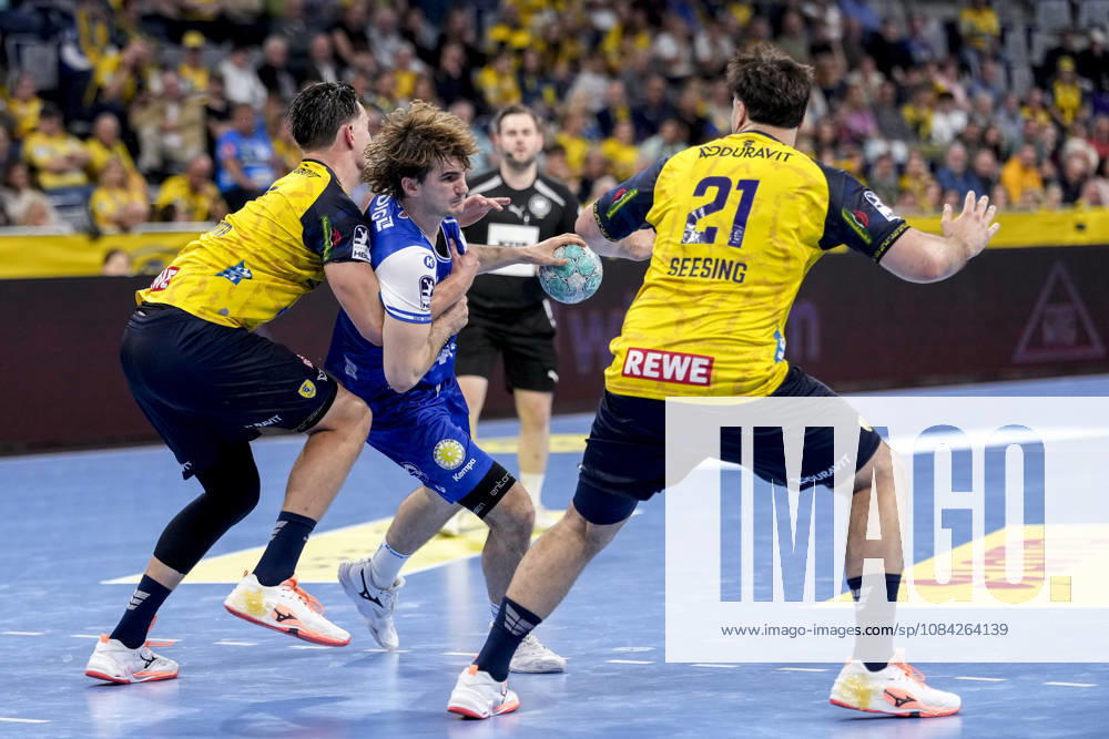 From left: Robert Timmermeister (RNL), 7, Stephan Seitz (ThSV), 44, Aron Seesing (RNL), 21, tackle, game scene, duel, tackle, tackling, dynamic, action, 08 10 2026, Mannheim, Germany, handball, Bundesliga, Rhein-Neckar Löwen vs. ThSV Eisenach