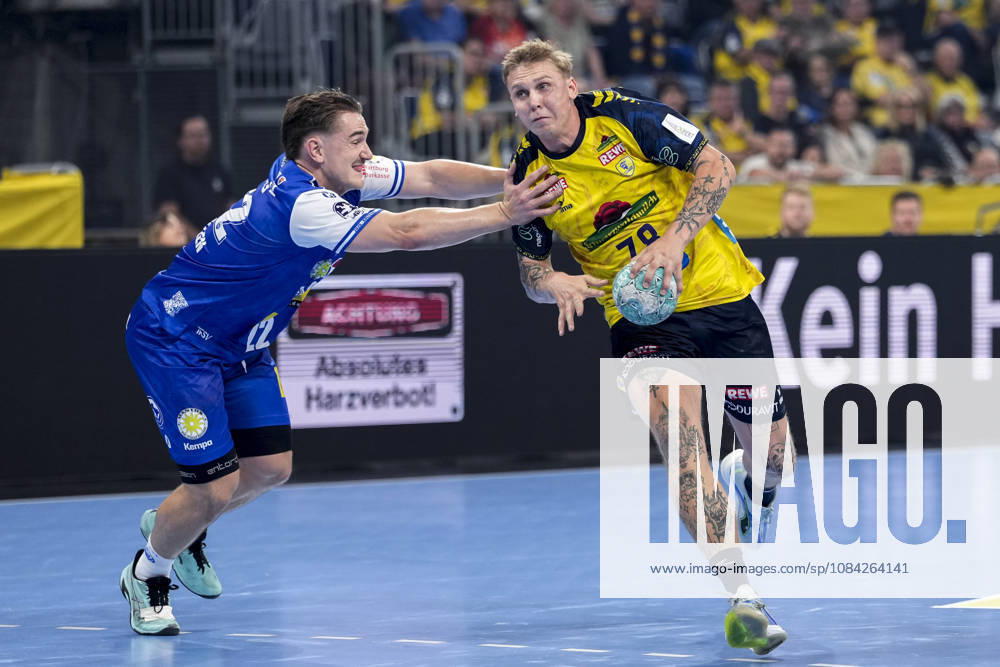 From left: Felix Aellen (ThSV), 22, Edwin Aspenbäck (RNL), 78, tackle, game scene, duel, tackle, tackling, dynamism, action, 08 10 2026, Mannheim, Germany, handball, Bundesliga, Rhein-Neckar Löwen vs. ThSV Eisenach