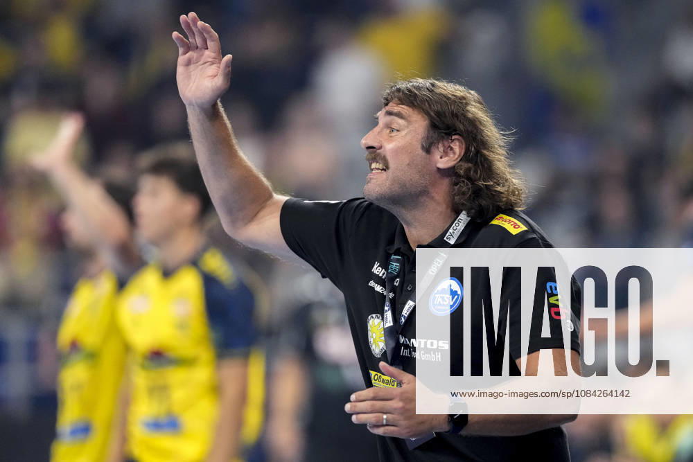 Sebastian Hinze, coach and head coach of ThSV, gives instructions, gesturing with his arms; single frame, single photo, action, October 8, 2026, Mannheim, Germany; handball, Bundesliga, Rhein-Neckar Löwen vs. ThSV Eisenach