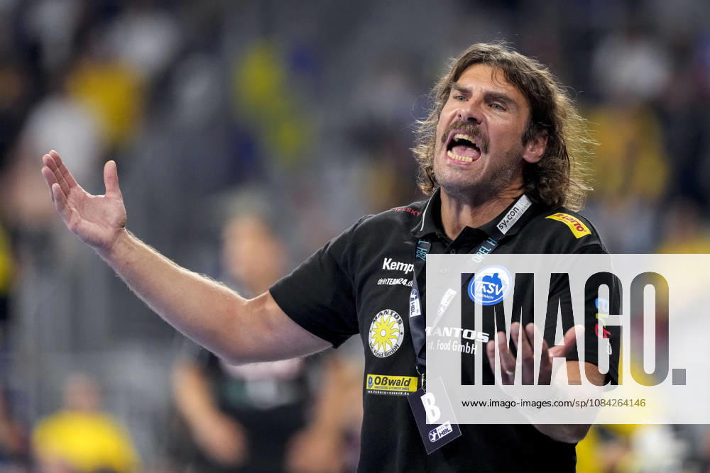 Sebastian Hinze, coach and head coach of ThSV, gives instructions, gestures with his arms, single frame, single photo, action, is angry, calls out, shouts, screaming, 08 10 2026, Mannheim, Germany, handball, Bundesliga, Rhein-Neckar Löwen vs. ThSV Eisenach