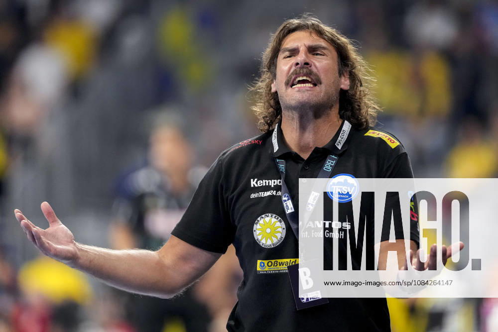 Sebastian Hinze, coach and head coach of ThSV, gives instructions, gesturing with his arms; single frame, single photo, action, October 8, 2026, Mannheim, Germany; handball, Bundesliga, Rhein-Neckar Löwen vs. ThSV Eisenach