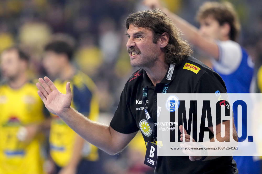 Sebastian Hinze, coach and head coach of ThSV, gives instructions, gesturing with his arms; single frame, single photo, action, October 8, 2026, Mannheim, Germany; handball, Bundesliga, Rhein-Neckar Löwen vs. ThSV Eisenach