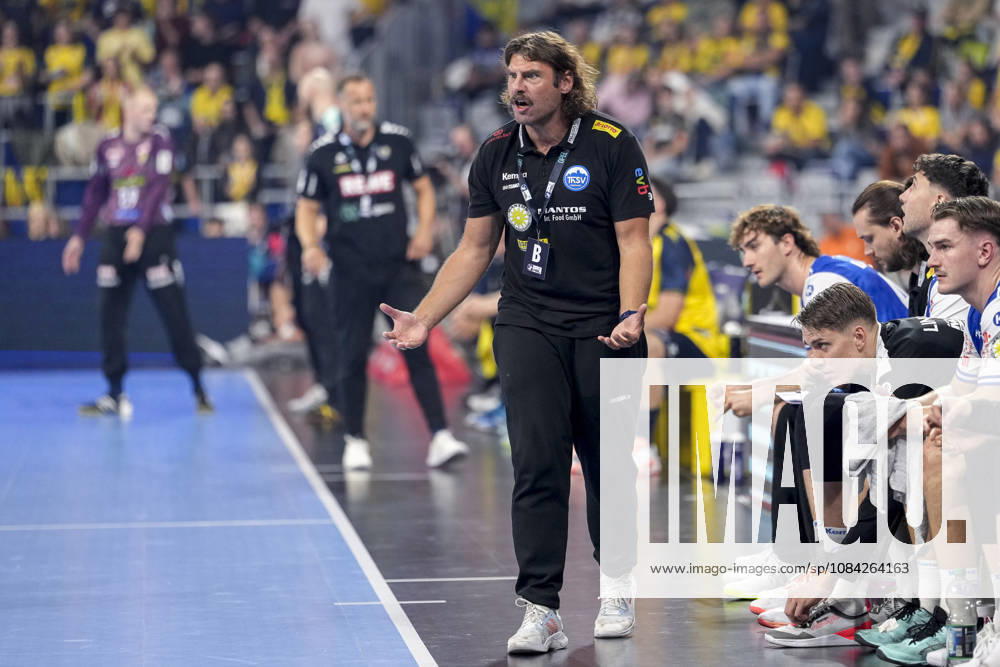 Sebastian Hinze, coach and head coach of ThSV, gives instructions, gesturing with his arms; close-up, full-body shot, single frame, single photo, action, on the sidelines, at the sideline, October 8, 2026, Mannheim, Germany, handball, Bundesliga, Rhein-Neckar Löwen vs. ThSV Eisenach