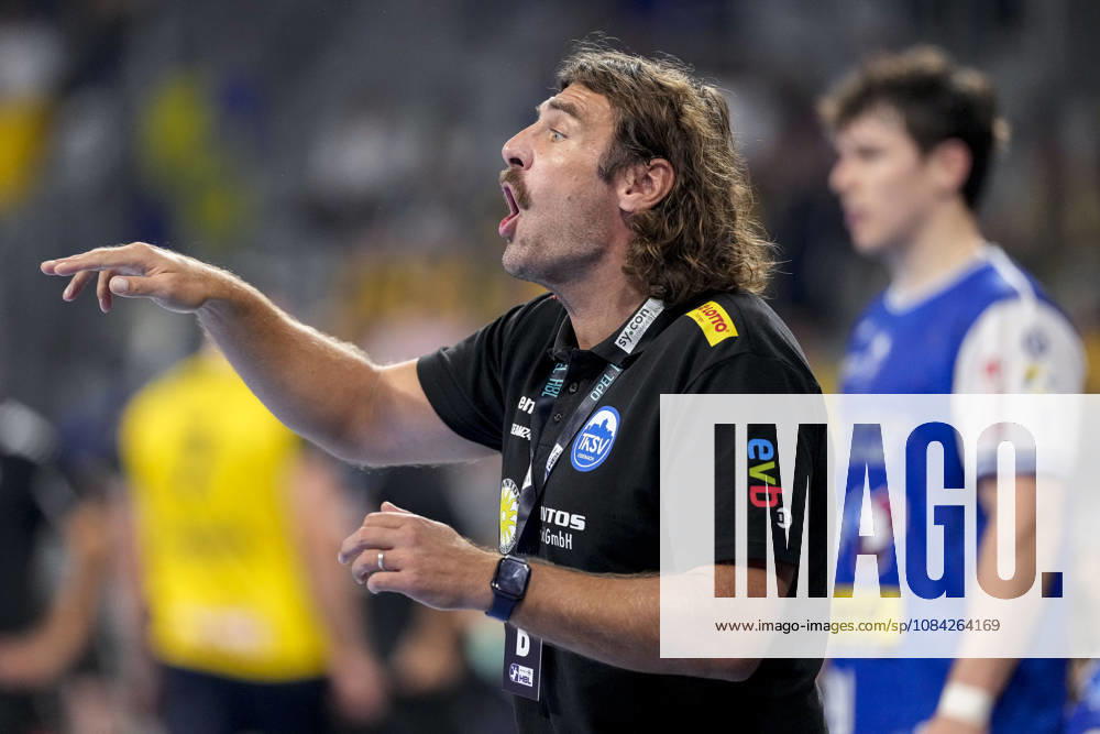 Sebastian Hinze, coach and head coach of ThSV, gives instructions, gesturing with his arms; single frame, single photo, action, 08 10 2026, Mannheim, Germany; handball, Bundesliga, Rhein-Neckar Löwen vs. ThSV Eisenach