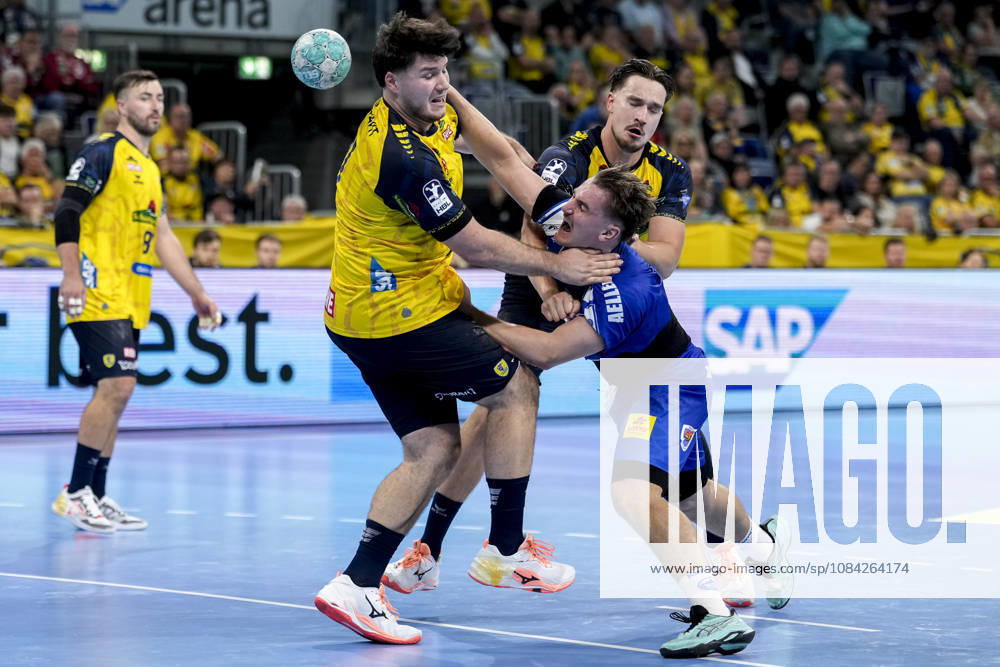 From left: Aron Seesing (RNL), 21, Felix Aellen ThSV, 22, Robert Timmermeister RNL, 7, tackle, game play, duel, tackle, tackling, dynamic, action, 08 10 2026, Mannheim, Germany, handball, Bundesliga, Rhein-Neckar Löwen vs. ThSV Eisenach
