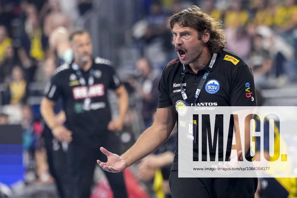 Sebastian Hinze, coach and head coach of ThSV, gives instructions, gestures with his arms, single frame, single photo, action, is angry, calls out, shouts, screaming, 08 10 2026, Mannheim, Germany, handball, Bundesliga, Rhein-Neckar Löwen vs. ThSV Eisenach