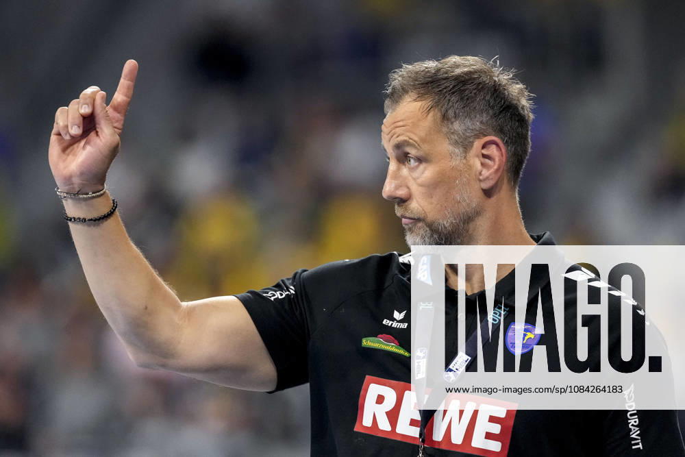 Maik Machulla, coach and head coach of the RNL, gives instructions, gesturing with his arms; single frame, single photo, action, October 8, 2026, Mannheim, Germany; handball, Bundesliga, Rhein-Neckar Löwen vs. ThSV Eisenach