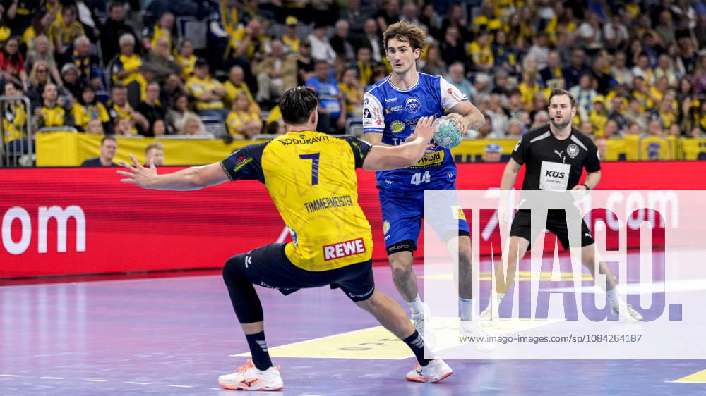 From left: Robert Timmermeister (RNL), 7, Stephan Seitz (ThSV), 44, tackle, game scene, duel, tackle, tackling, dynamism, action, 08 10 2026, Mannheim, Germany, handball, Bundesliga, Rhein-Neckar Löwen vs. ThSV Eisenach