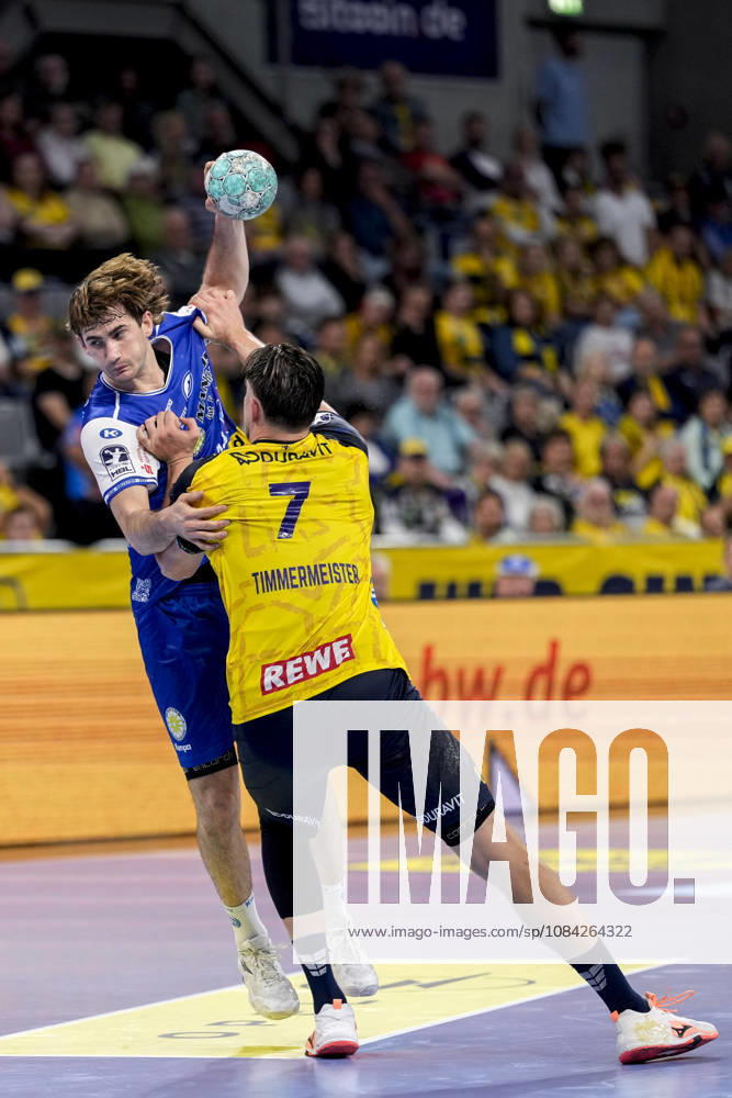 From left: Stephan Seitz (ThSV), 44, Robert Timmermeister (RNL), 7, tackle, game scene, duel, tackle, tackling, dynamism, action, 08 10 2026, Mannheim, Germany, handball, Bundesliga, Rhein-Neckar Löwen vs. ThSV Eisenach