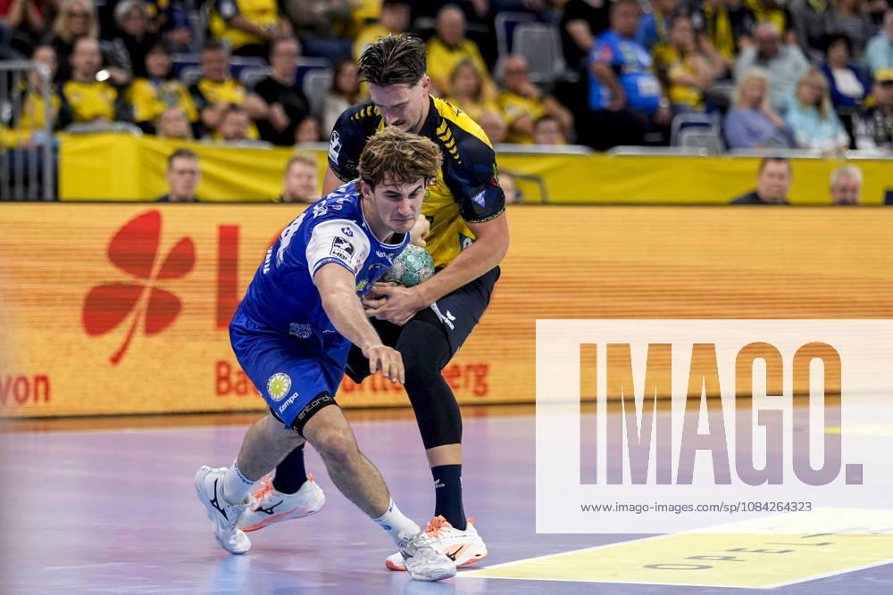 From left: Stephan Seitz (ThSV), 44, Robert Timmermeister (RNL), 7, tackle, game scene, duel, tackle, tackling, dynamism, action, 08 10 2026, Mannheim, Germany, handball, Bundesliga, Rhein-Neckar Löwen vs. ThSV Eisenach