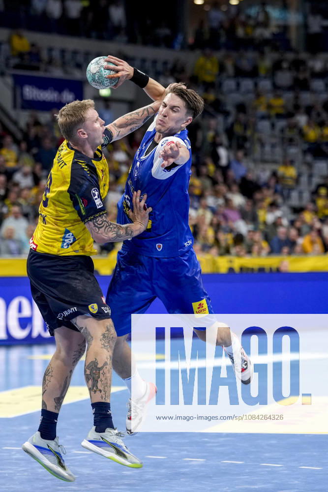 From left: Edwin Aspenbäck (RNL), 78, Oskar Joelsson (ThSV), 3, tackle, game scene, duel, tackle, tackling, dynamism, action, 08 10 2026, Mannheim, Germany, handball, Bundesliga, Rhein-Neckar Löwen vs. ThSV Eisenach