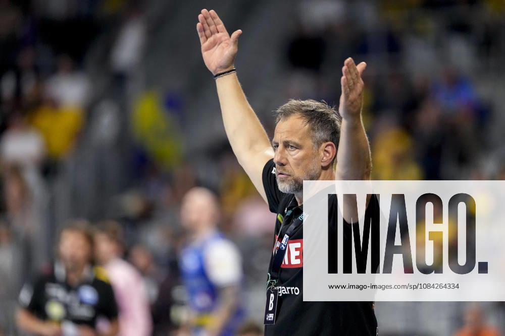 Maik Machulla (Trainer, Cheftrainer, RNL), gibt Anweisungen, gestikuliert, mit den Armen gestikulieren, Einzelbild, Einzelfoto, Aktion, Action, 08.10.2026, Mannheim (Deutschland), Handball, Bundesliga, Rhein-Neckar Löwen - ThSV Eisenach