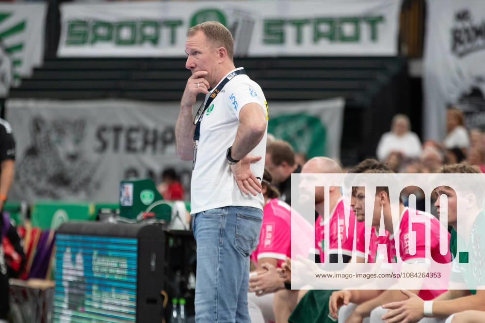 Handball, HBL2: SC DHfK Leipzig vs. TuS N Lübbecke, October 8, 2026. Head Coach Frank Carstens of SC DHfK Leipzig looks pensive. Handball, 2nd Bundesliga, 2026–2027 season, Matchday 7: SC DHfK Leipzig vs. TuS N Lübbecke on October 8, 2026, at the Quarterback Immobilien Arena Leipzig