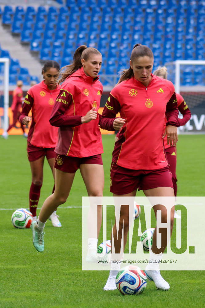 German Women s National Soccer Team: Final Training Session for the Friendly Match Between Germany and Australia. Pictured, from left: Jule Brand (Germany) and Melissa Kössler (Germany)