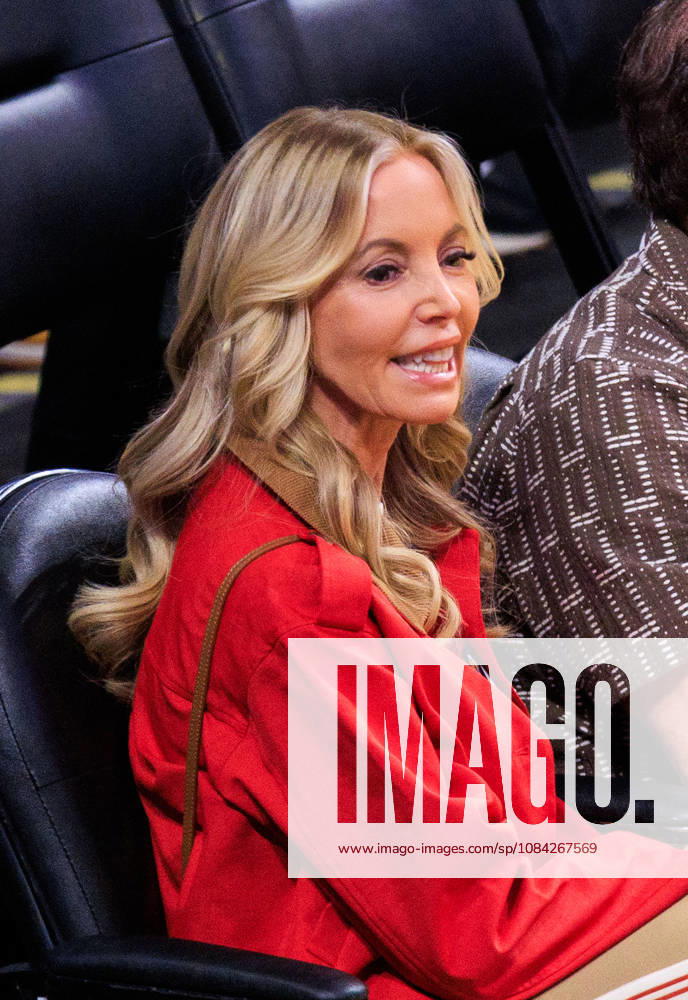 Governor of the Los Angeles Lakers, Jeanie Buss attends a preseason NBA, Basketball Herren, USA game between the Los Angeles Lakers and the Sacramento Kings on Thursday October 8, 2026 at Crypto.com Arena in Los Angeles, California. JAVIER ROJAS PI Los Angeles USA - ZUMAp124 20261008_zaa_p124_001