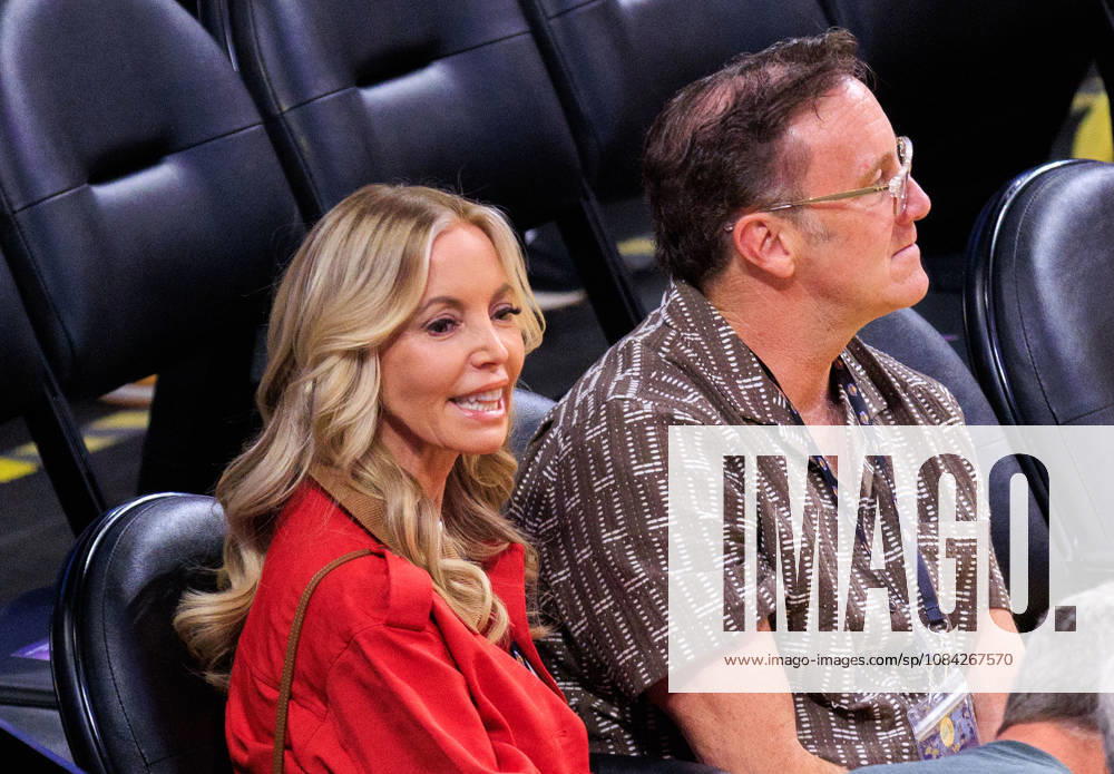 Governor of the Los Angeles Lakers, Jeanie Buss and husband Jay Mohr attend a preseason NBA, Basketball Herren, USA game between the Los Angeles Lakers and the Sacramento Kings on Thursday October 8, 2026 at Crypto.com Arena in Los Angeles, California. JAVIER ROJAS PI Los Angeles USA - ZUMAp124 20261008_zaa_p124_002