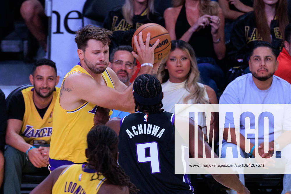 Luka Doncic 77 of the Los Angeles Lakers looks to pass the ball during a preseason NBA, Basketball Herren, USA game against the Sacramento Kings on Thursday October 8, 2026 at Crypto.com Arena in Los Angeles, California. JAVIER ROJAS PI Los Angeles USA - ZUMAp124 20261008_zaa_p124_003