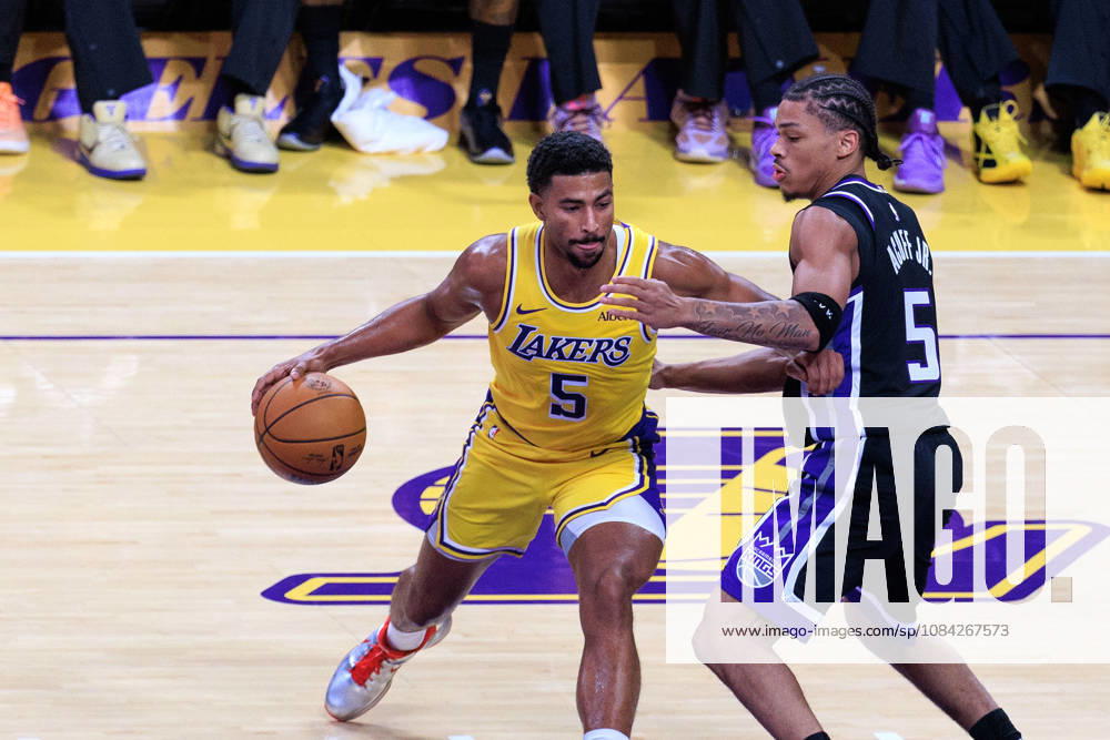 Quentin Grimes 5 of the Los Angeles Lakers is defended by Darius Acuff Jr 5 of the Sacramento Kings during a preseason NBA, Basketball Herren, USA game on Thursday October 8, 2026 at Crypto.com Arena in Los Angeles, California. JAVIER ROJAS PI Los Angeles USA - ZUMAp124 20261008_zaa_p124_005
